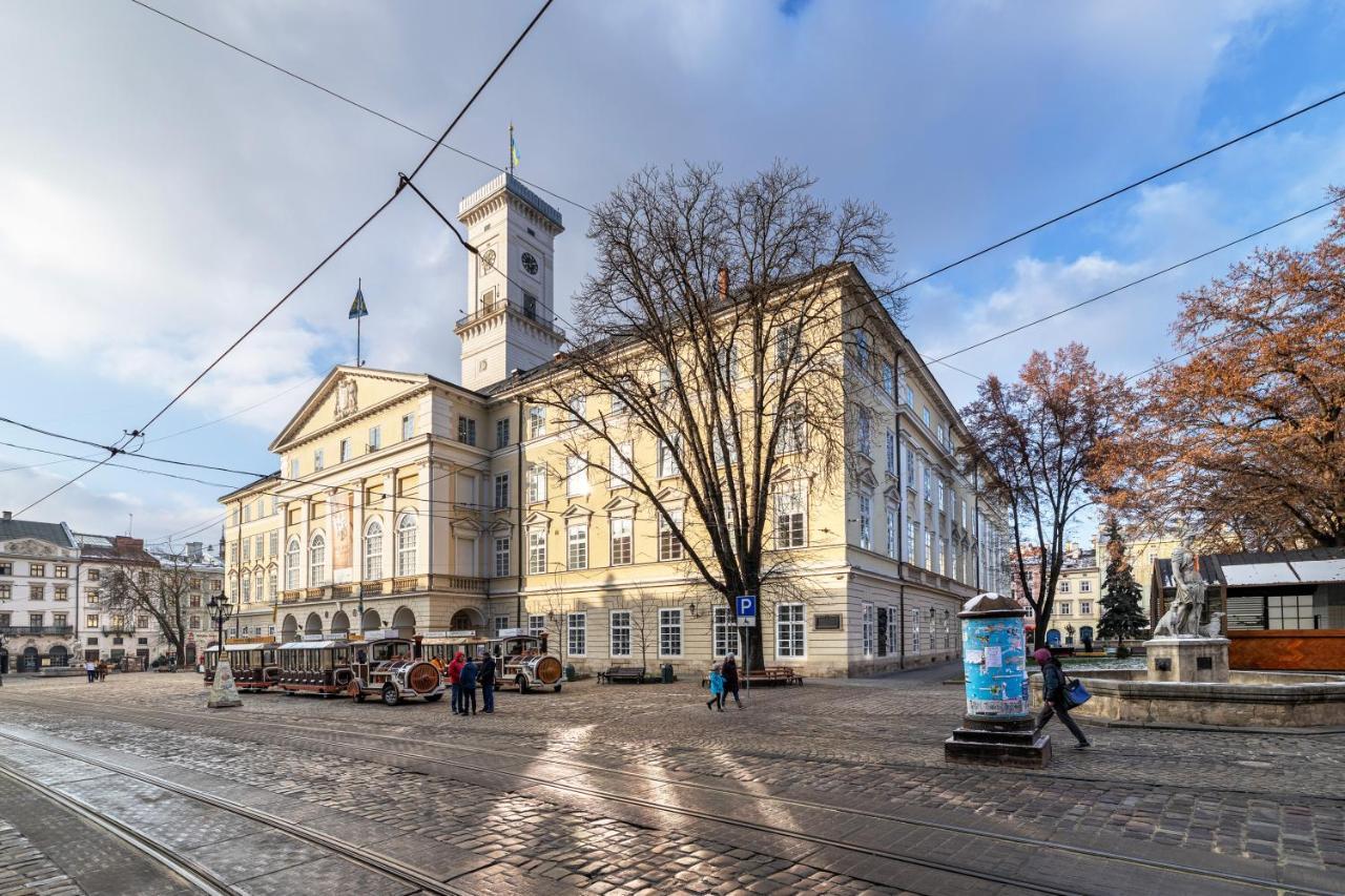 Rynok Square Center Two Bedroom Apartment! Lemberg