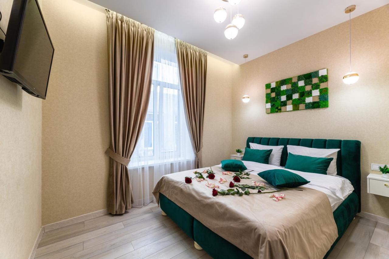 Rynok Square Center Two Bedroom Apartment! Lemberg