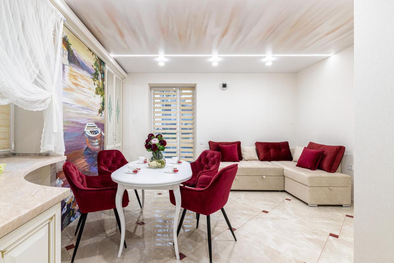 Rynok Square Center Two Bedroom Apartment! Lemberg