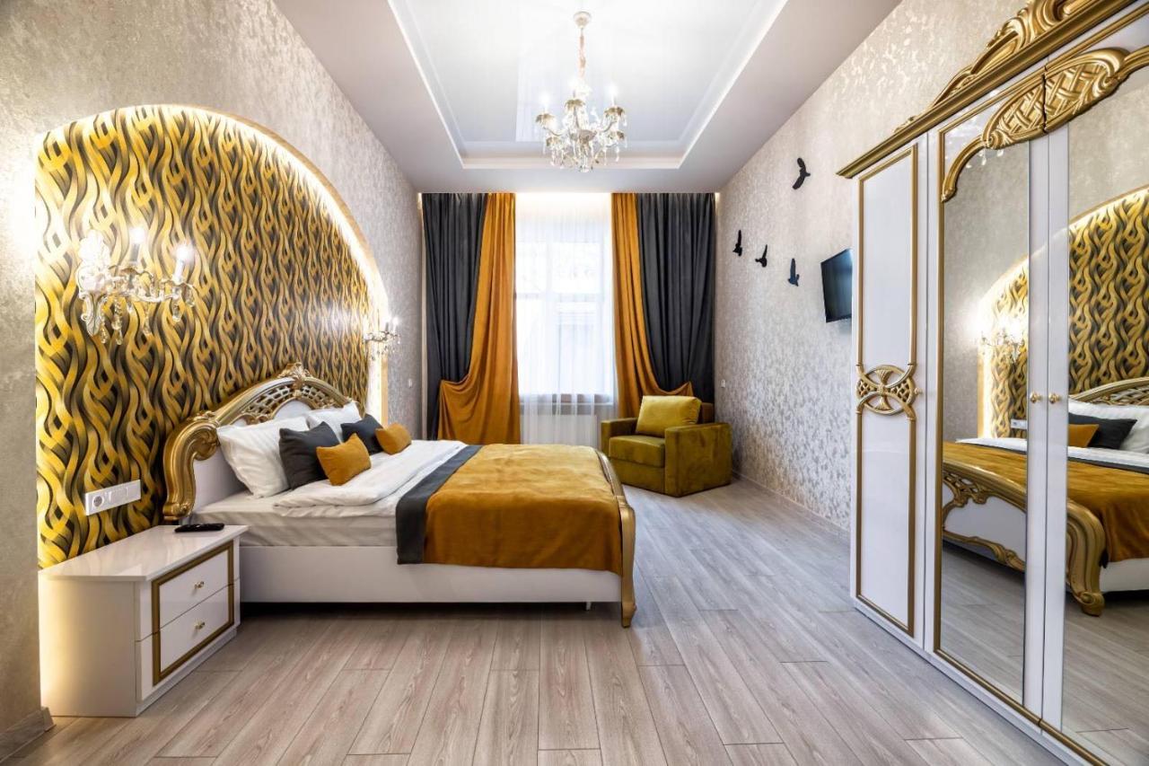 Rynok Square Center Two Bedroom Apartment! Lemberg