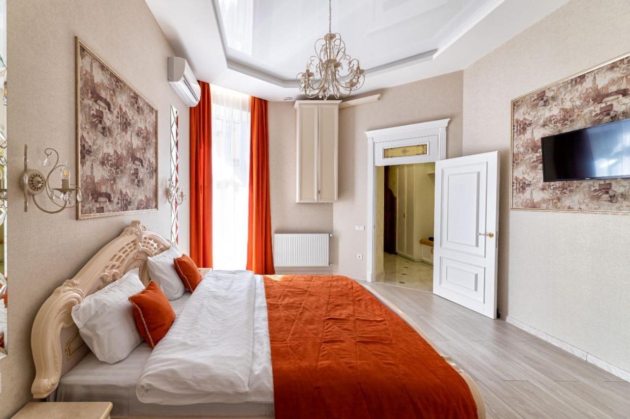 Rynok Square Center Two Bedroom Apartment! * Lemberg