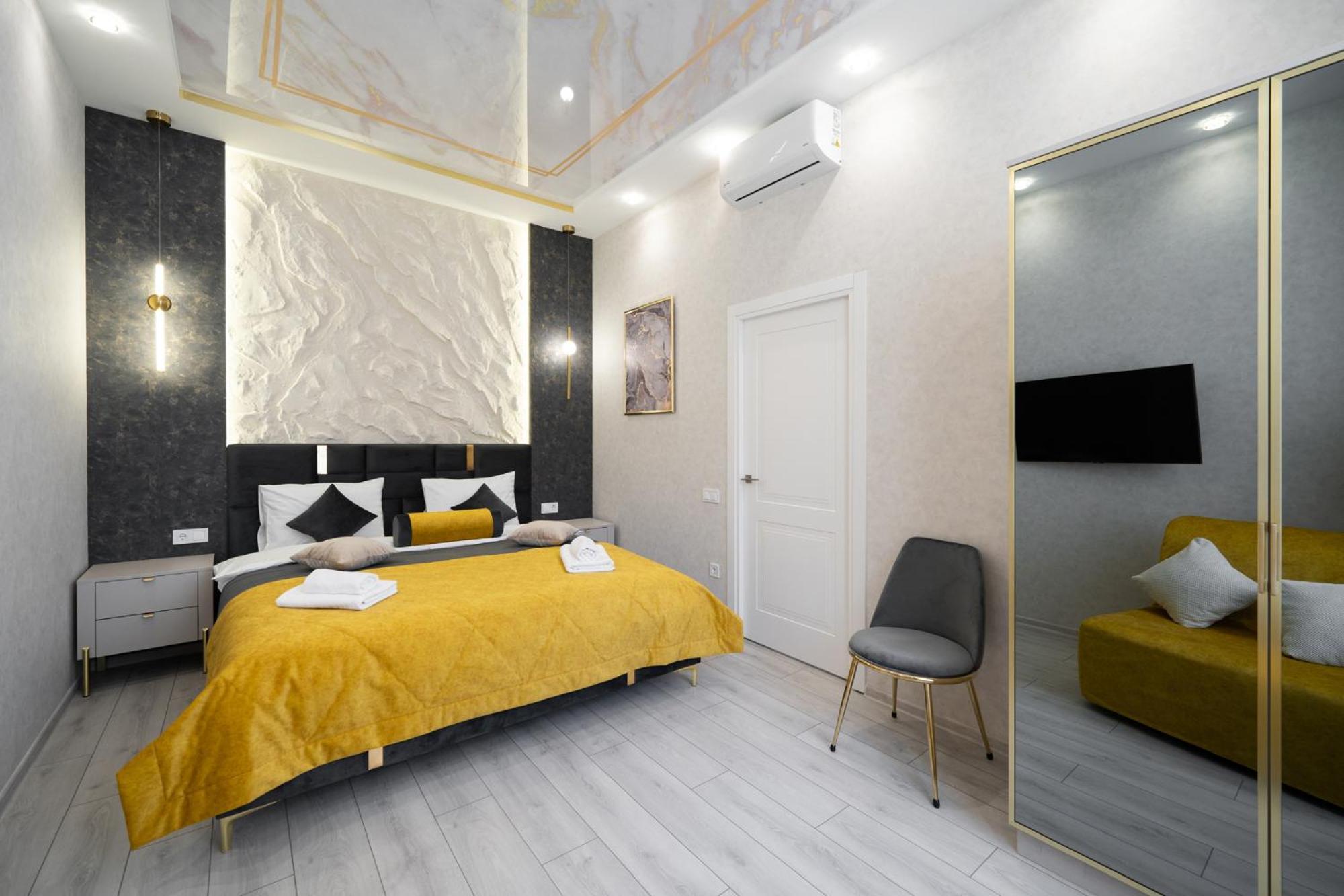 Rynok Square Center Two Bedroom Apartment! Lemberg
