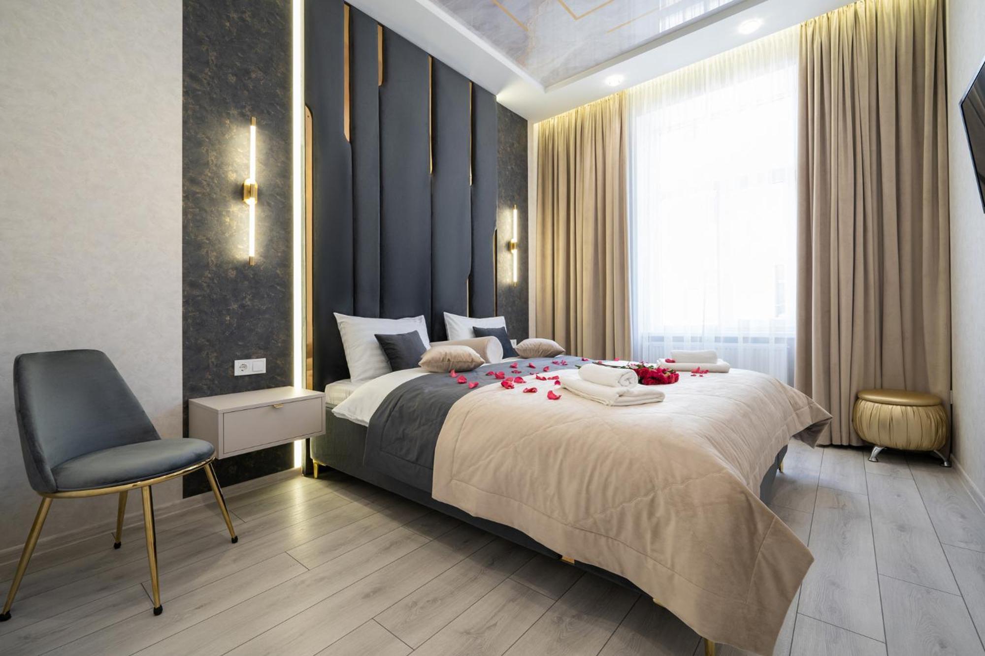 Rynok Square Center Two Bedroom Apartment! * Lemberg